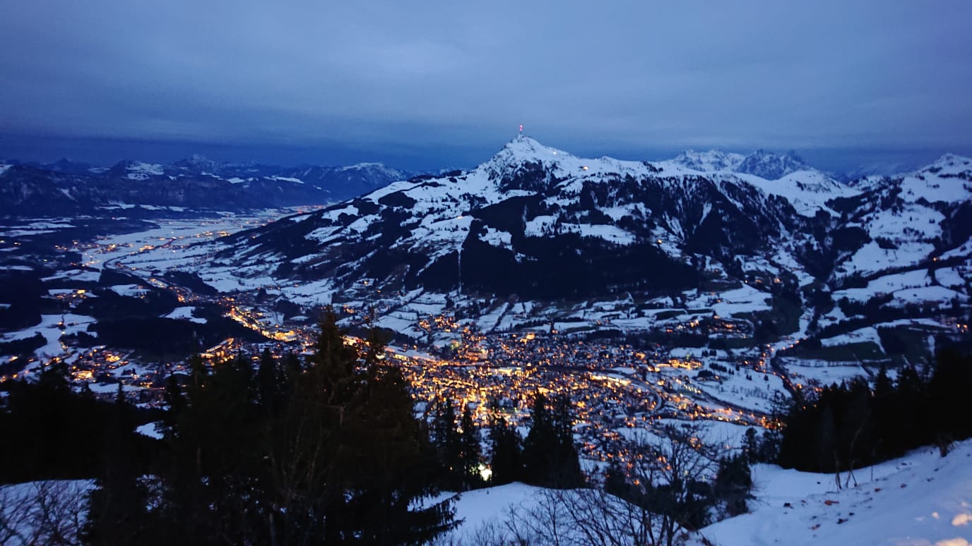 uitzicht avond kitzbühel tijdens skitocht
