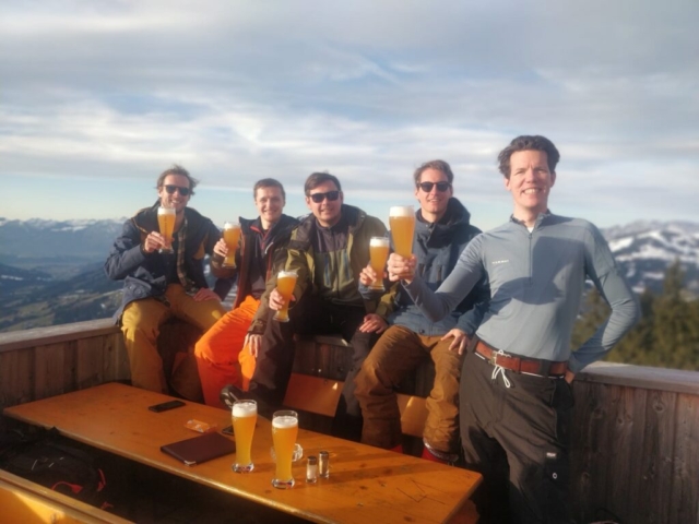 Biertje Alpenrosehutte tijdens Alpex skitochten
